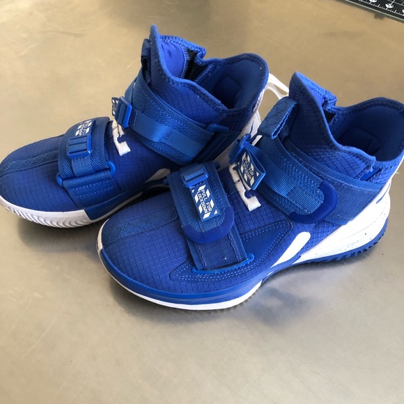 Nike Lebron Soldier VIII Basketball Shoe. Size 4.5 for boys. Literally worn 2x’s - Picture 2 of 6